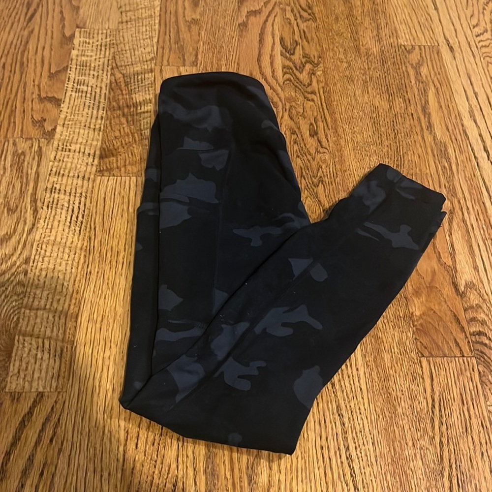 Yogalicious Woman’s Black Camo Leggings Size XS
